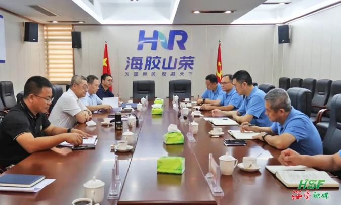 艾轶伦在海南橡胶山荣分公司座谈。